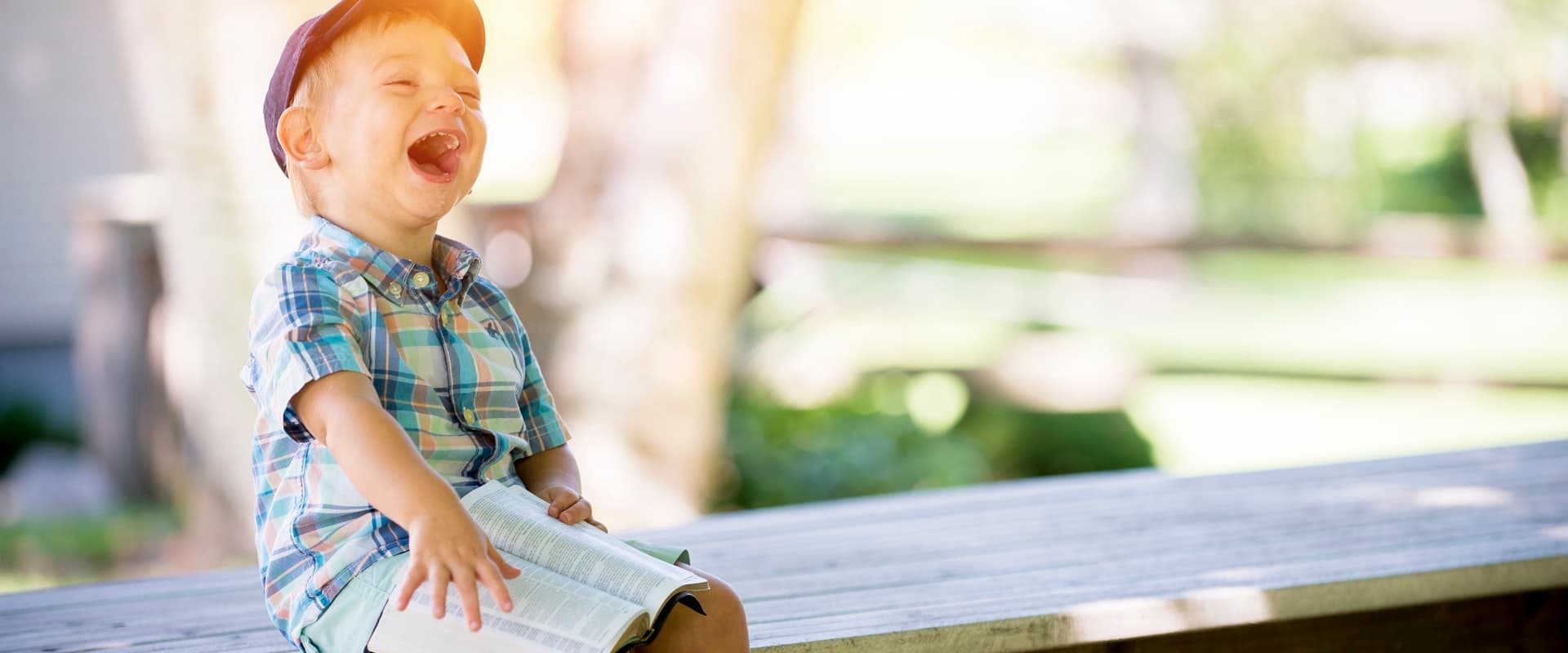 子どもたちが楽しそうに外で遊んでいる様子